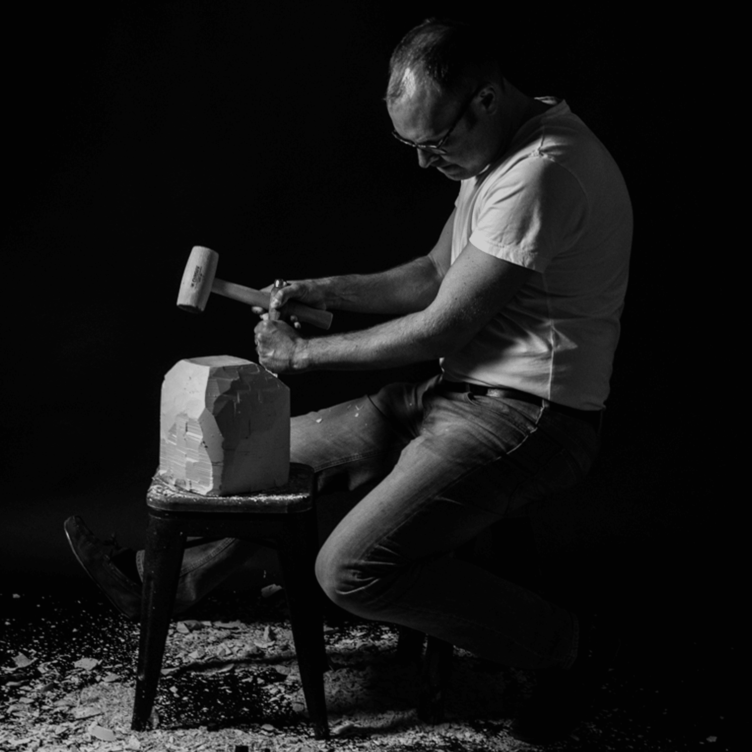 Designer Lasse Kovanen sculpting a Lohkare glass vase prototype.