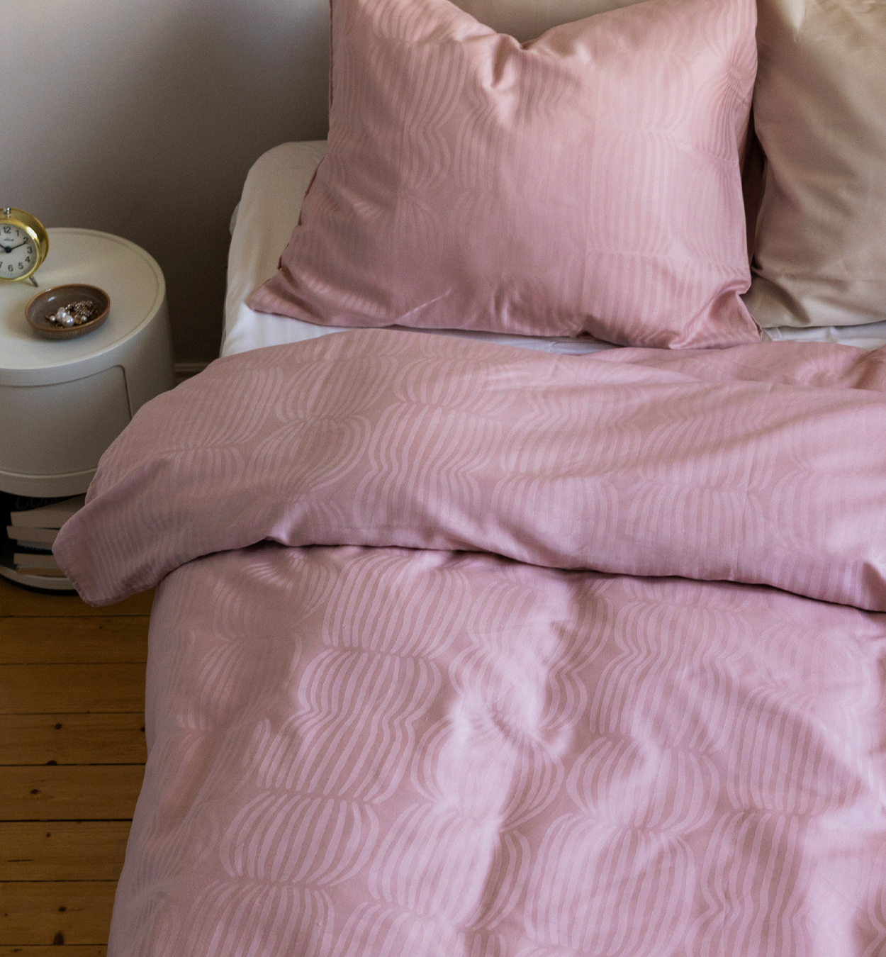 Pink jacquard bed sheets from Vilja collection