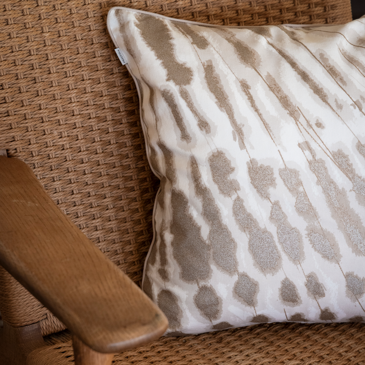Laulujoutsen Cushion Cover